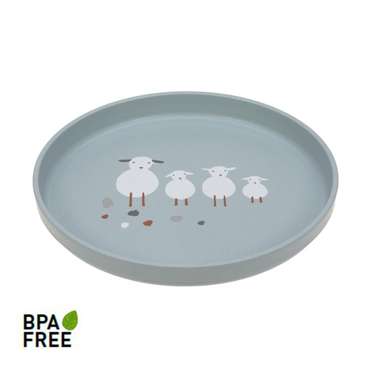 Prato infantil Lassig azul-acinzentado com um grupo de quatro ovelhas brancas e pedras no chão, com selo BPA Free.