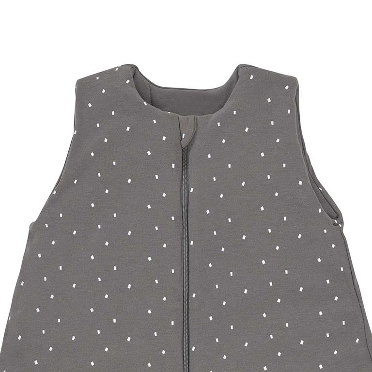 Detalhe do fecho e decote do saco de dormir com pernas Lassig, cor antracite com pequenos pontos brancos.