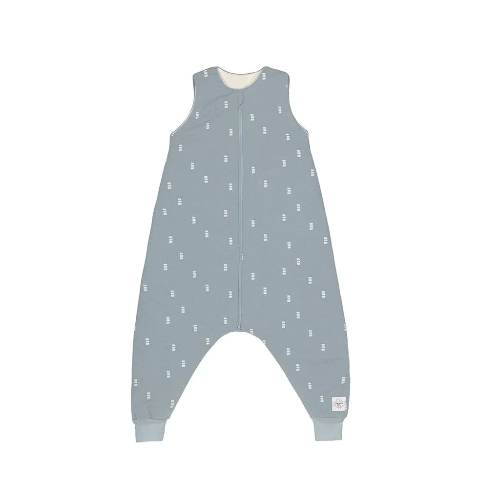 Saco de dormir Lassig azul com padrão de riscas verticais brancas, modelo com pernas, visto de frente, isolado em fundo branco.
