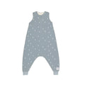 Saco de dormir Lassig azul com padrão de riscas verticais brancas, modelo com pernas, visto de frente, isolado em fundo branco.