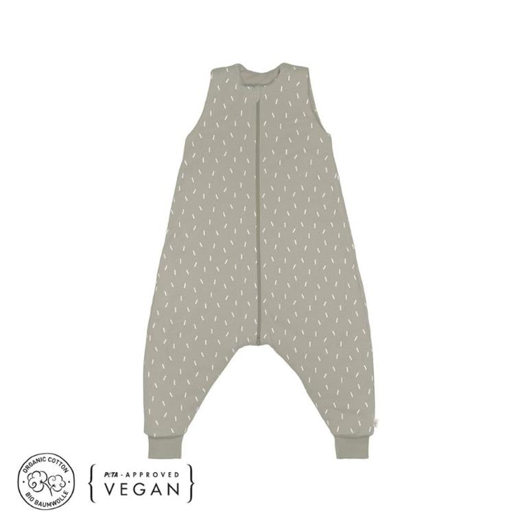 Saco de dormir com pernas Lassig TOG 2,5 cor azeitona (olive) com padrão de riscas brancas, exibindo selos de Algodão Orgânico e Certificação Vegan PETA.