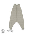 Saco de dormir com pernas Lassig TOG 2,5 cor azeitona (olive) com padrão de riscas brancas, exibindo selos de Algodão Orgânico e Certificação Vegan PETA.
