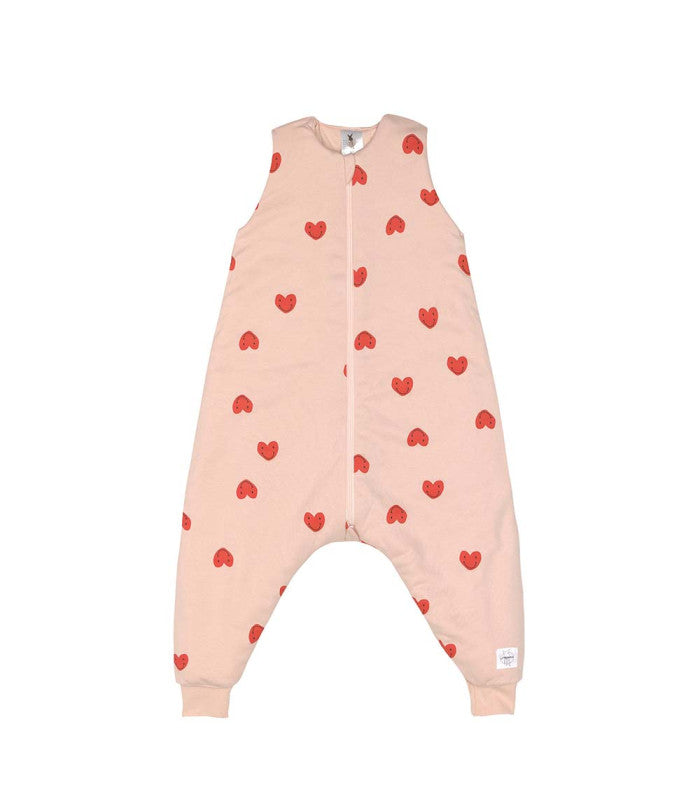 Saco de dormir com pernas Lassig TOG 2,5 rosa claro com padrão de corações vermelhos sorridentes, visto de frente.