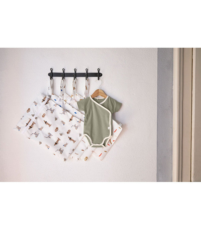 Conjunto de dois sacos reutilizáveis Lassig com padrão de animais da selva, fechados com fecho de correr, ideais para snacks ou roupa molhada.