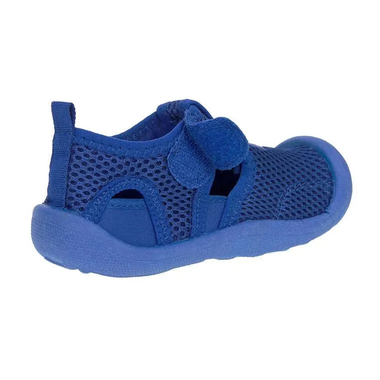 Vista lateral das sandálias barefoot Lässig em azul, com fecho em Velcro e material respirável.