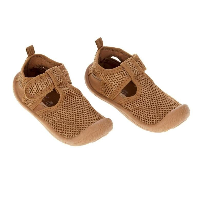 Sandálias Lassig Almond (castanho) para praia e piscina. Design respirável em malha, fecho de velcro e sola antiderrapante. Ideais para bebés e crianças pequenas.