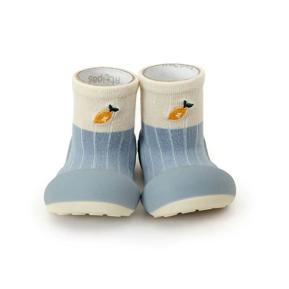 Attipas lemon blue bicolor , estilo botinha, com um adorável design de animal de pelúcia. Feitos com materiais respiráveis e não tóxicos, estes sapatinhos proporcionam conforto e segurança aos pés dos mais pequenos. O calçado respeitador e barefoot permite a liberdade de movimento essencial para o desenvolvimento saudável.