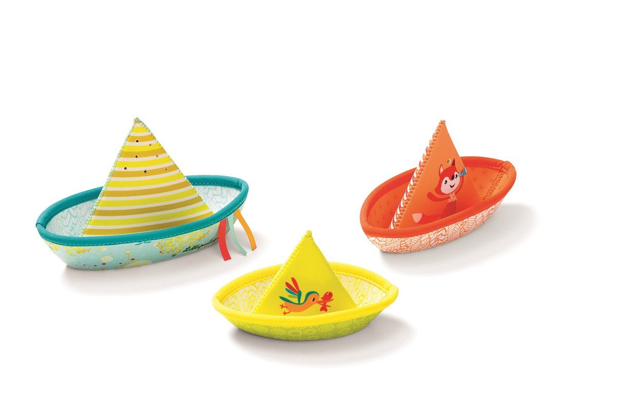 Conjunto de três barcos flutuadores Lilliputiens com diferentes padrões e personagens, perfeitos para o banho do bebé.