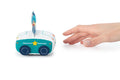 Mão alcançando carrinho de tecido Lilliputiens polícia branco e azul. Mostra interação com brinquedo para bebé.
