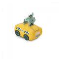 Vista angular do carrinho de tecido Lilliputiens amarelo taxi com personagem. Brinquedo macio e seguro para crianças.