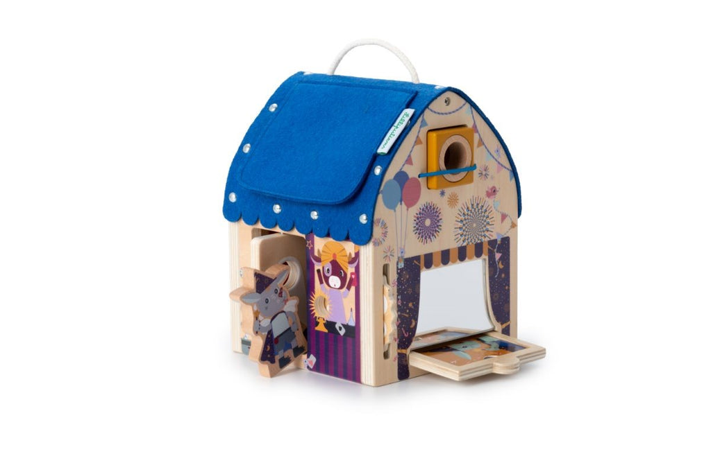 Casa do mágico Lilliputiens aberta, revelando um palco de teatro de madeira com cortinas e um orifício para espreitar.