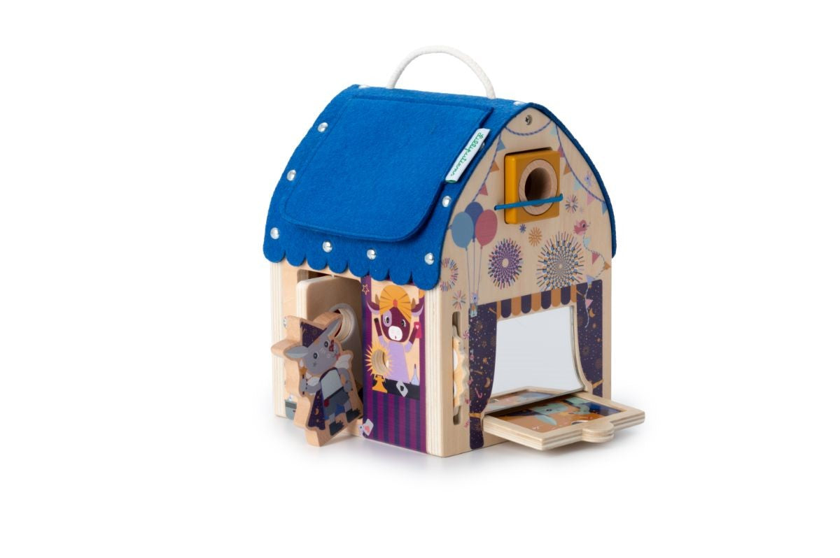Casa do mágico Lilliputiens aberta, revelando um palco de teatro de madeira com cortinas e um orifício para espreitar.