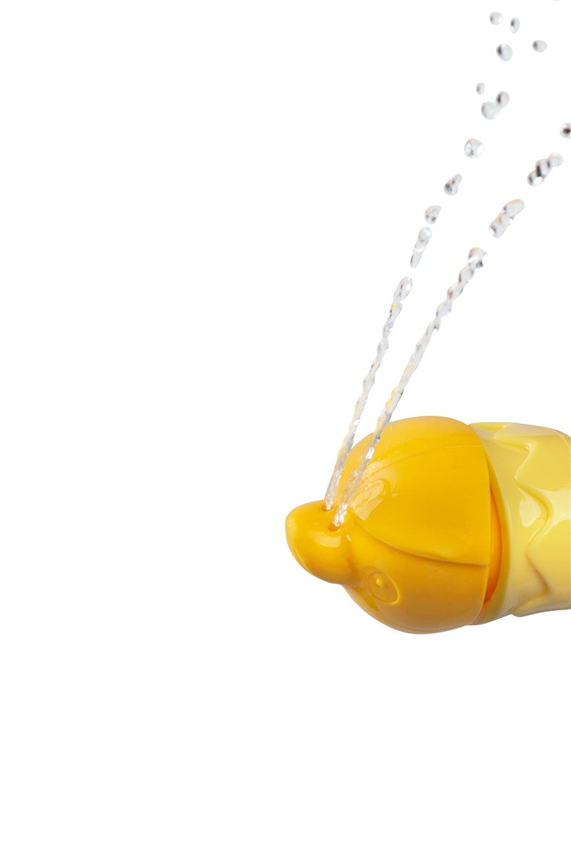 Detalhe do Lilliputiens Esguicho para banho amarelo a jorrar água pelo bico.