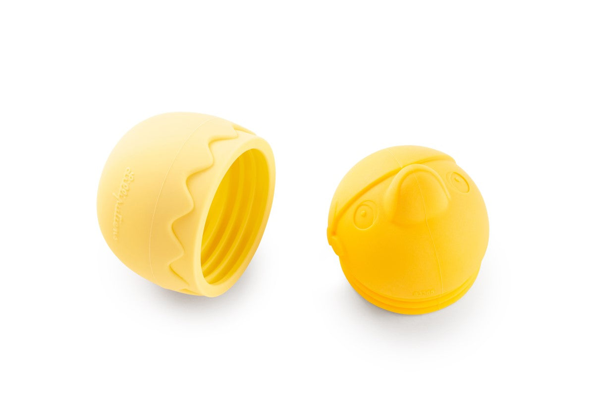 Lilliputiens Esguicho para banho amarelo desmontado, com a casca de ovo separada do tucano.