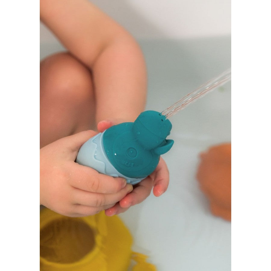 Criança a brincar com o Lilliputiens Esguicho para banho na banheira, mostrando a facilidade de uso.