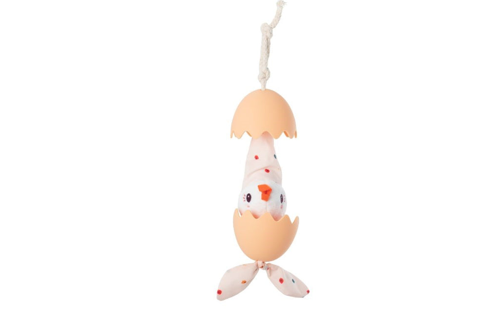 Brinquedo interativo Lilliputiens: a galinha Paulete sai parcialmente do ovo de silicone pêssego, presa por um tecido estampado.