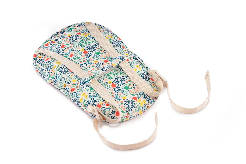 Detalhe do porta-bebés Lilliputiens aberto, mostrando o interior e os fechos de correr para posicionar a boneca.