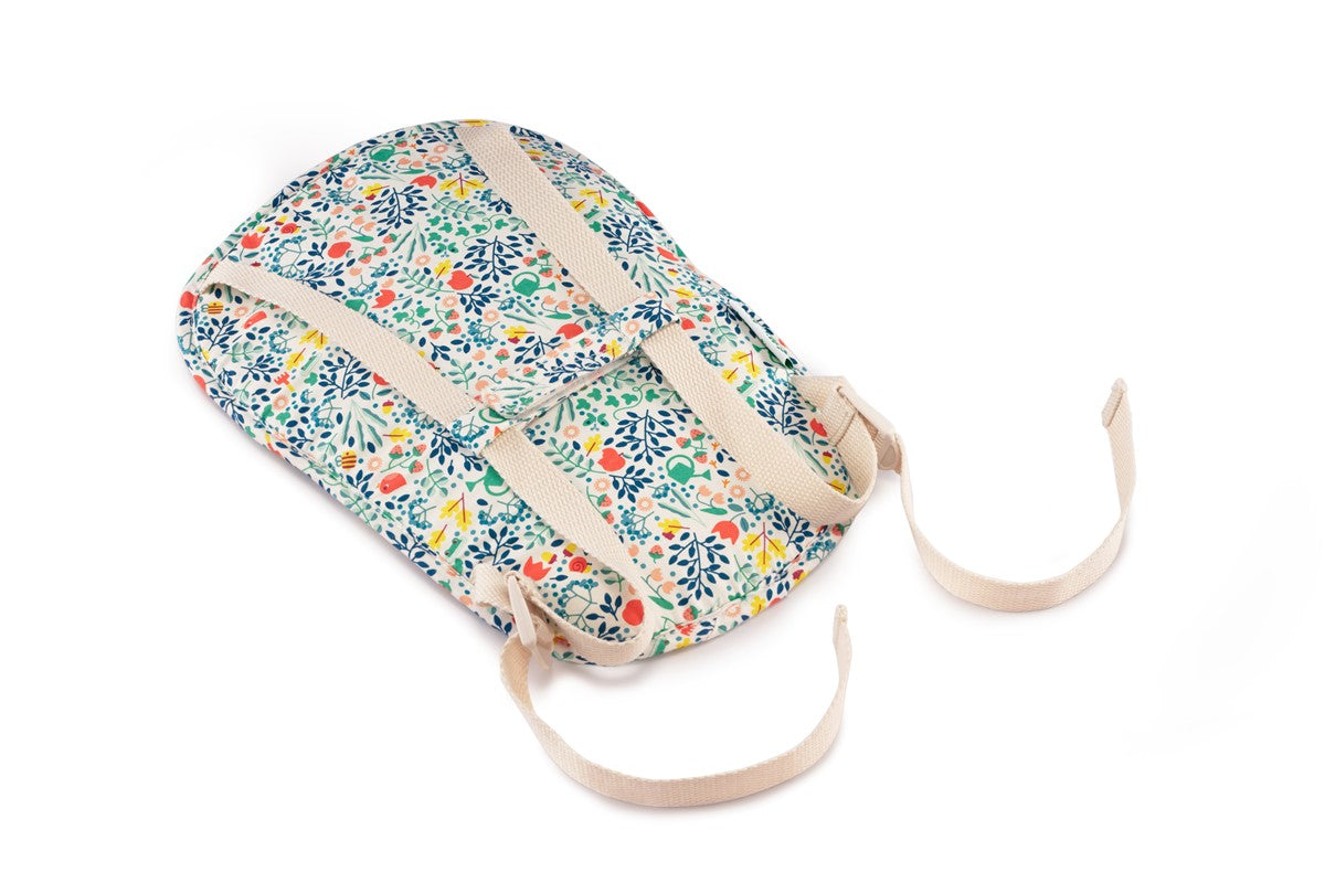 Detalhe do porta-bebés Lilliputiens aberto, mostrando o interior e os fechos de correr para posicionar a boneca.