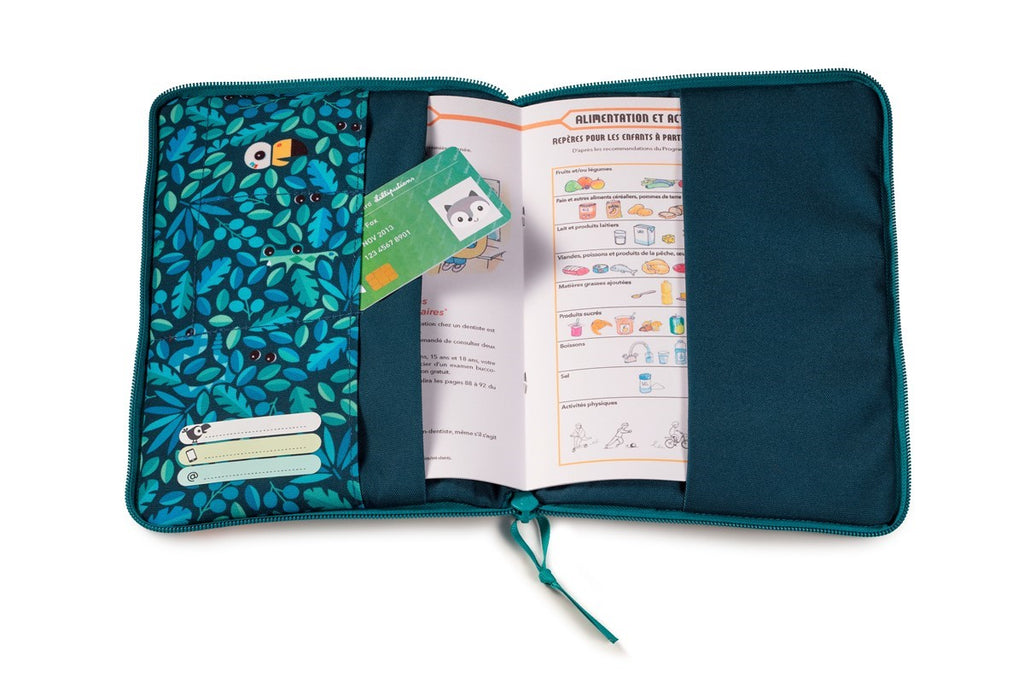 Interior aberto do porta documentos Lilliputiens verde-azulado, com fecho, exibindo um livro de saúde e um cartão de identificação em bolsos internos.