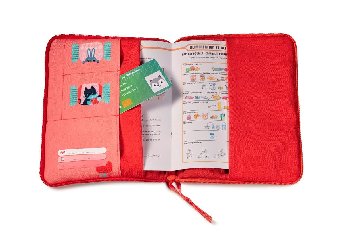 Interior do porta documentos Lilliputiens aberto, mostrando bolsos para cartões e o livro de saúde aberto com secções de alimentação.