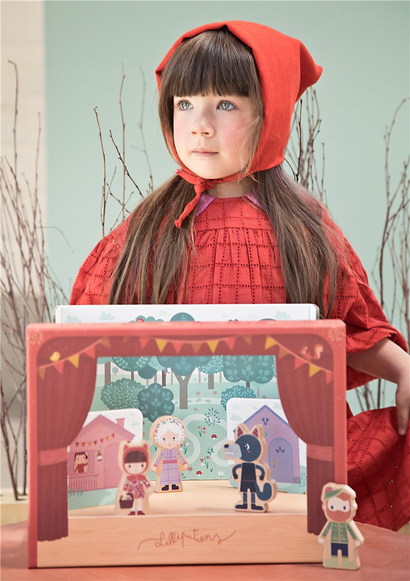 Teatro magnético Lilliputiens Capuchinho Vermelho aberto, exibindo o cenário da floresta e as 4 personagens de madeira.
