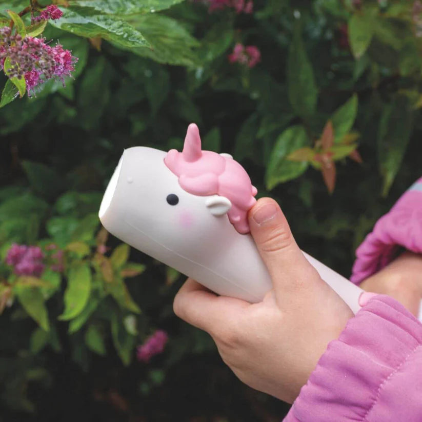 Lanterna silicone Pinky da Rabbit & Friends em uso ao ar livre, iluminando o ambiente e demonstrando a sua portabilidade e utilidade.