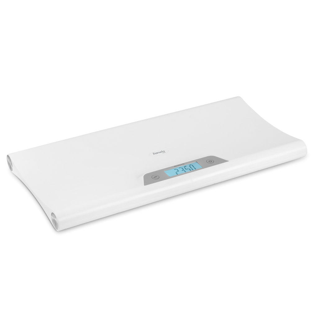 Balança digital Lionelo BabyBalance White para bebés, vista em ângulo, com ecrã LCD a mostrar uma medição.