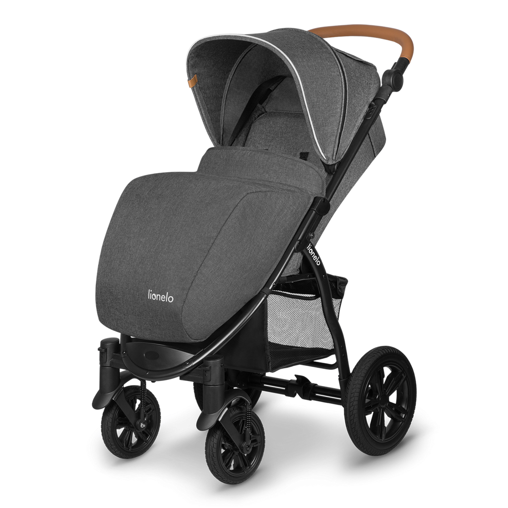 Carrinho Lionelo Annet Tour cinzento com cobertura de inverno (saco) colocada sobre o assento, pronto para o frio.