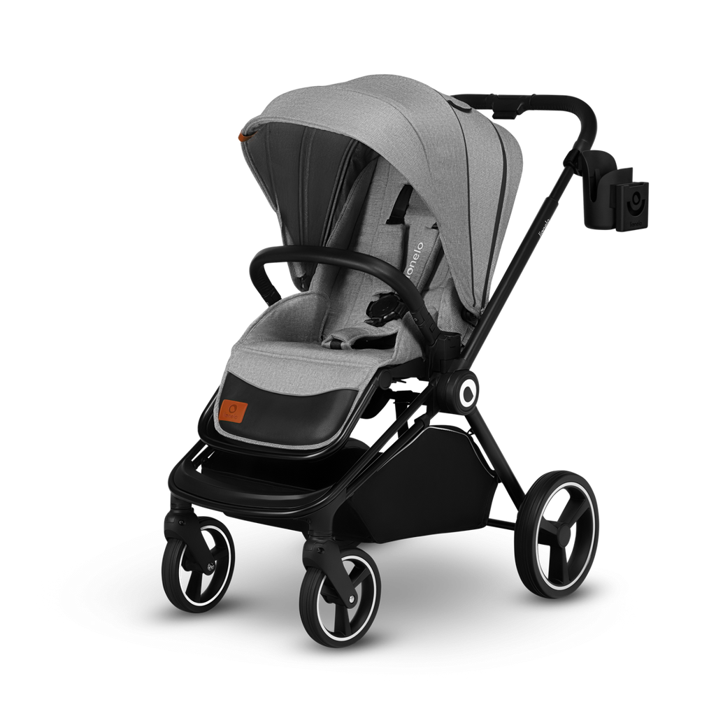 Carrinho de passeio Lionelo Ove cinzento e preto com o acessório multifuncional (suporte de copo/telemóvel) fixado ao guiador.