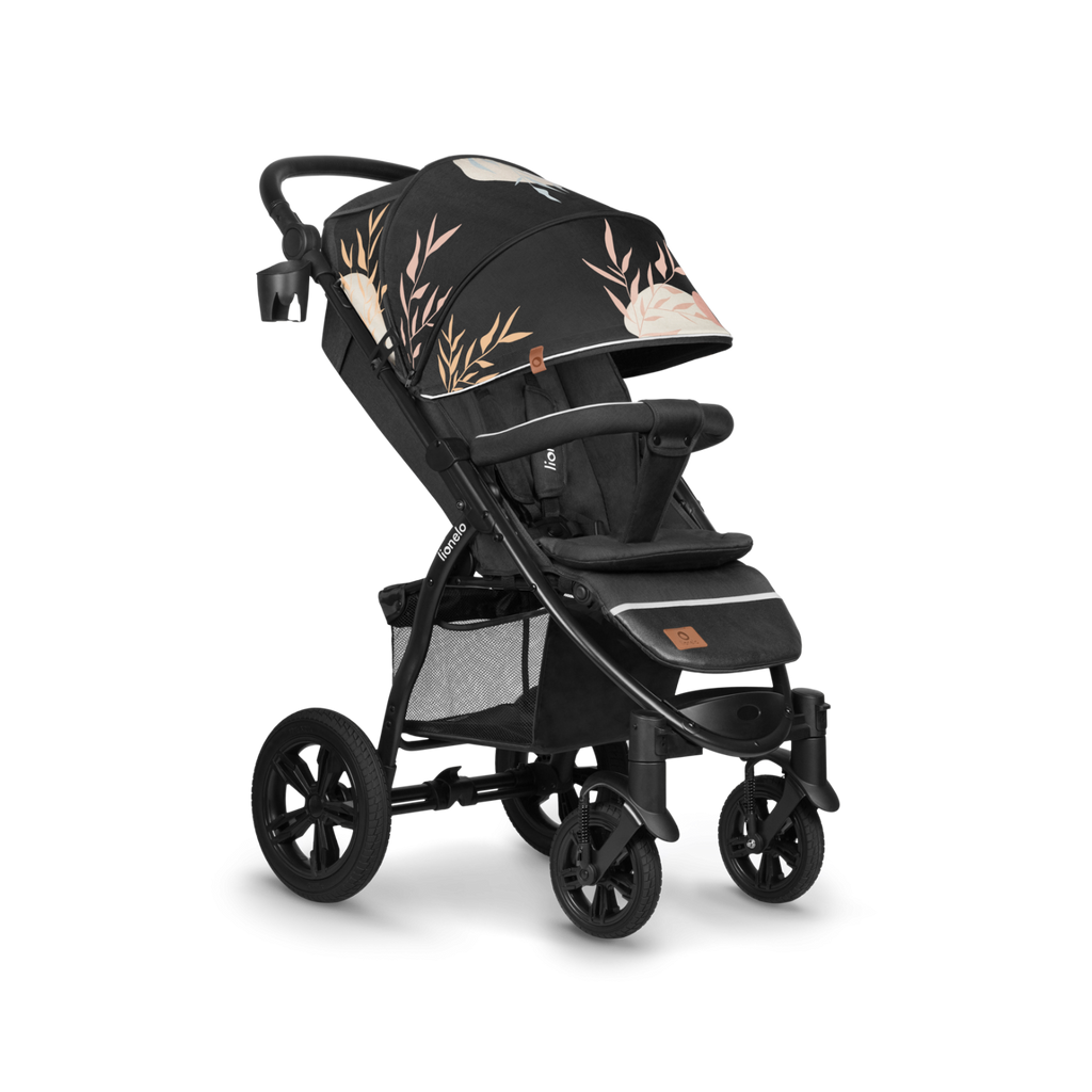 Carrinho Lionelo Annet Tour preto em ângulo frontal, com acessórios como porta-copos visíveis, assento ajustado e cesto de arrumação grande.