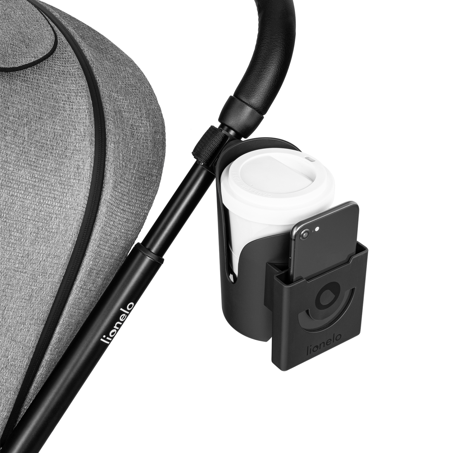 Detalhe do suporte duplo Lionelo Ove com copo branco e smartphone inseridos no guiador preto de um carrinho de passeio.