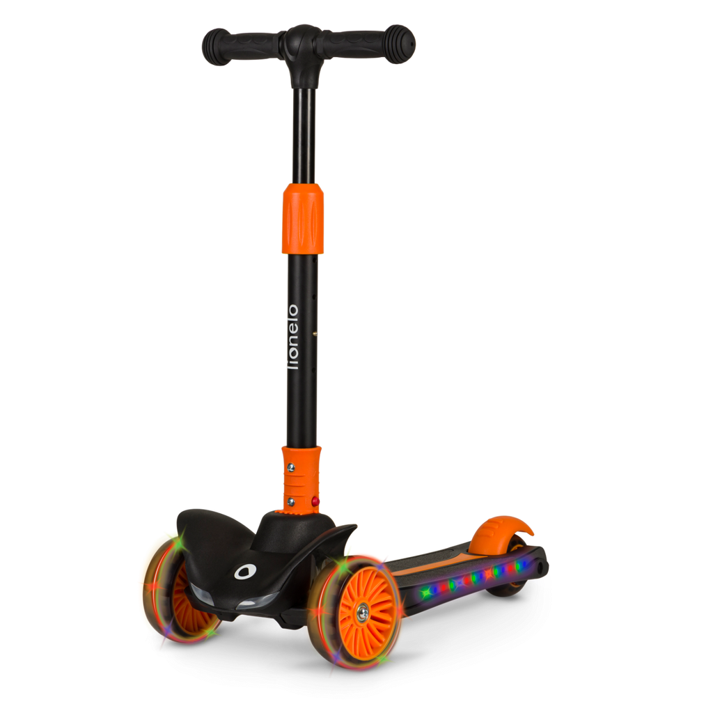 Imagem de estúdio da trotinete Lionelo Timmy, mostrando o guiador ajustável e as rodas com iluminação LED colorida em ação.