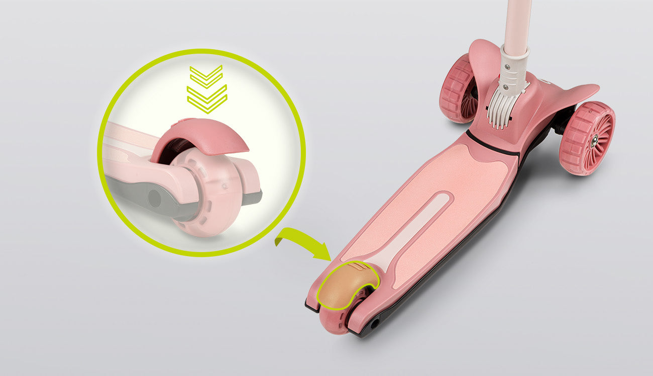 Foco no travão de pé traseiro da trotinete Lionelo Timmy, ilustrando a ação de pisar para travar.
