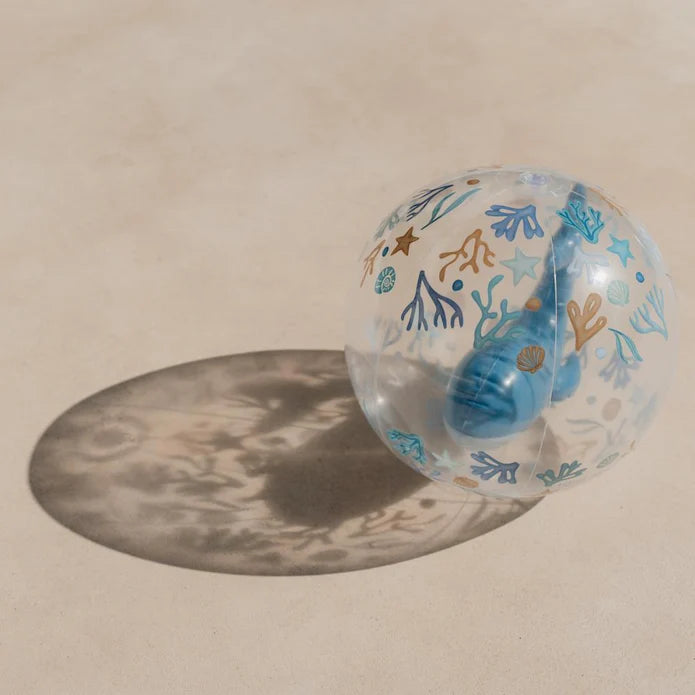 Bola de praia 3D Little Dutch transparente com baleia interior e motivos marinhos.