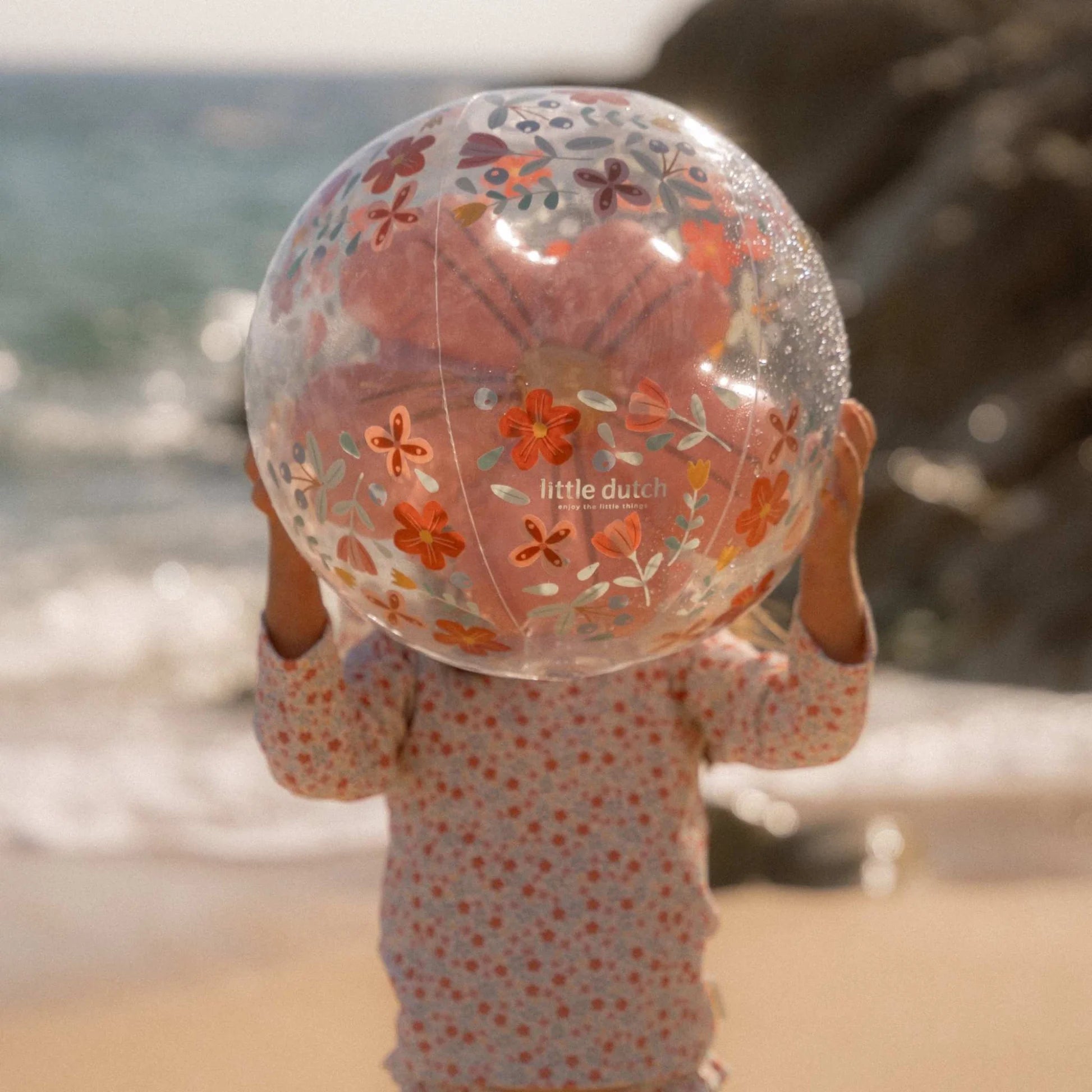 Pormenor da bola de praia 3D Little Dutch com flor interior em cenário de praia.