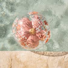 Bola de Praia 3D Little Dutch com motivo floral rosa, flutuando na água azul clara de uma piscina.