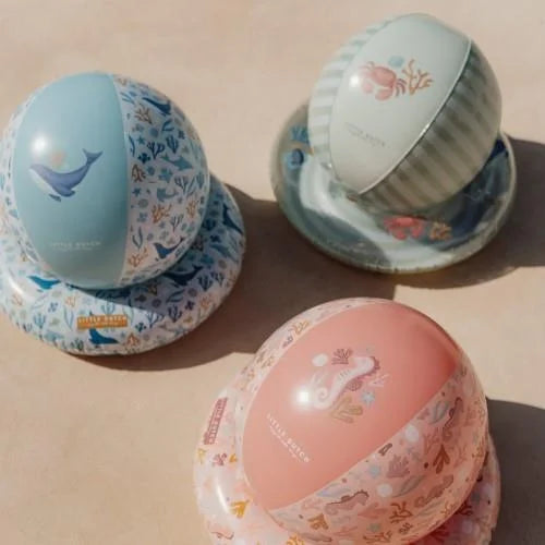 Três bolas de praia insufláveis Little Dutch com padrões marinhos (baleia, caranguejo) e respetivos flutuadores, em tons pastel.