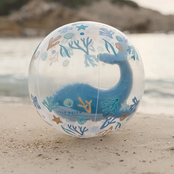 Imagem detalhada da Bola de Praia 3D Little Dutch com baleia e decorações subaquáticas, em primeiro plano na praia.