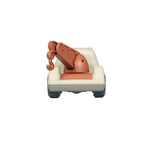 Vista traseira do camião de reboque Little Dutch bege com guindaste cor de terracota, isolado em fundo branco.