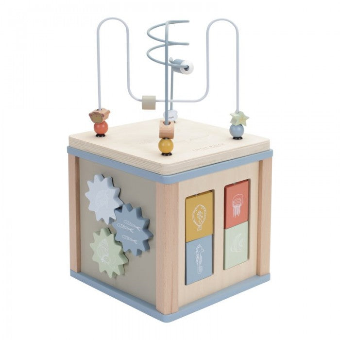 Cubo de atividades em madeira Little Dutch Oceano, mostrando o topo com espiral de missangas e um lado com engrenagens.