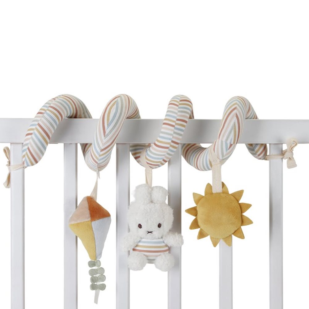 Espiral de atividades Little Dutch Miffy Vintage Stripes com brinquedos pendurada num berço branco.