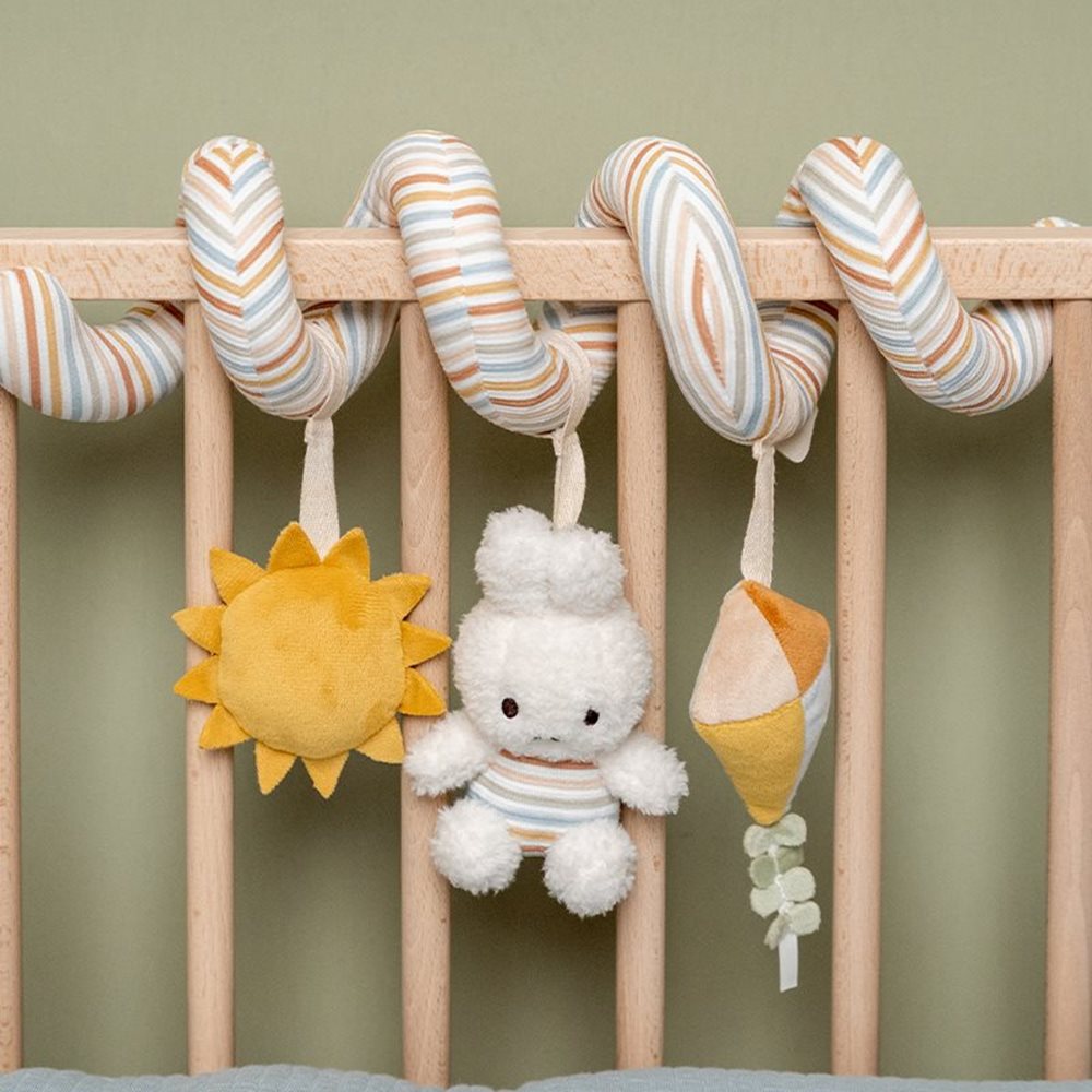 Espiral de atividades Little Dutch Miffy Vintage Stripes com brinquedos Miffy, Sol e Papagaio de Papel pendurada num berço.