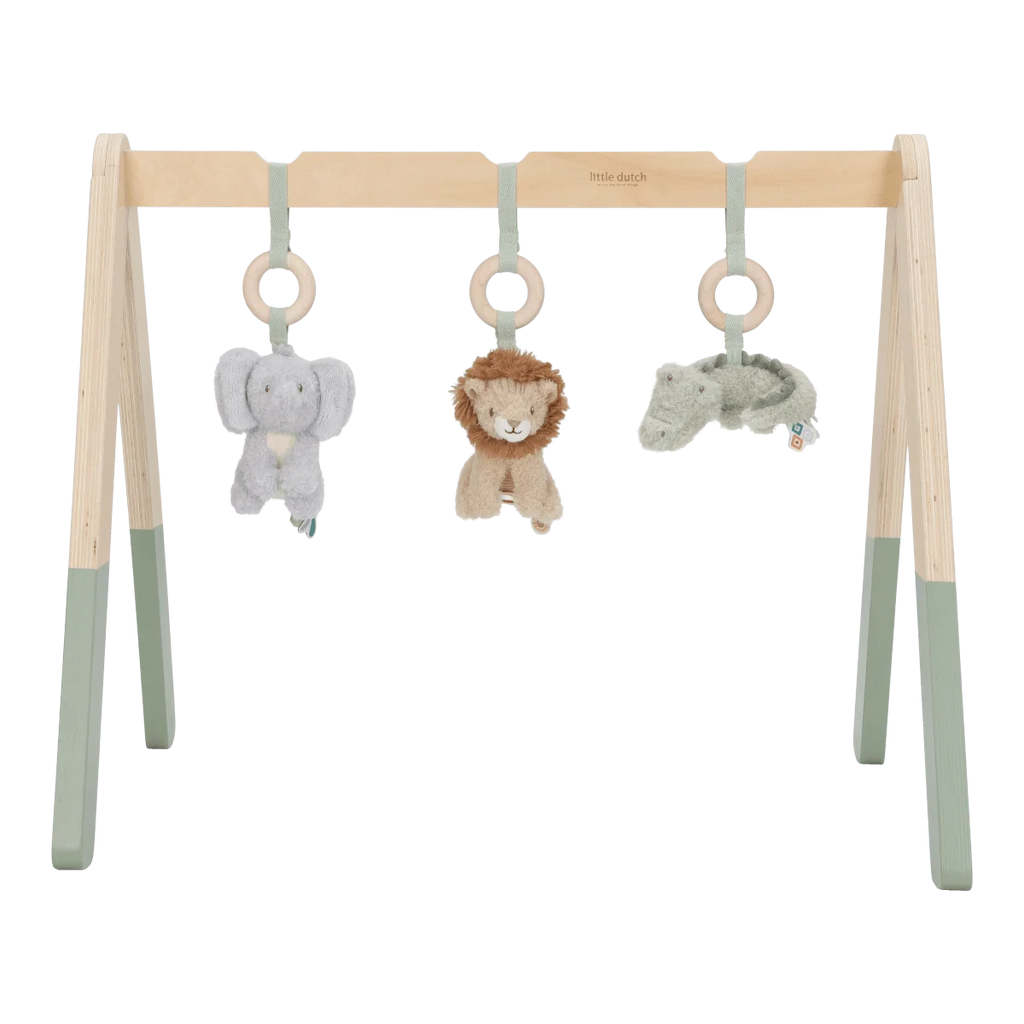 Ginásio de madeira Safari Friends da Little Dutch com três brinquedos de peluche suspensos em fundo branco.
