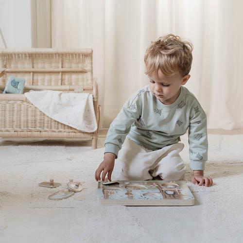 Peças do puzzle com animais da floresta, folhas e cogumelos