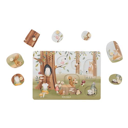 Criança a encaixar uma peça no puzzle de sons Forest Friends