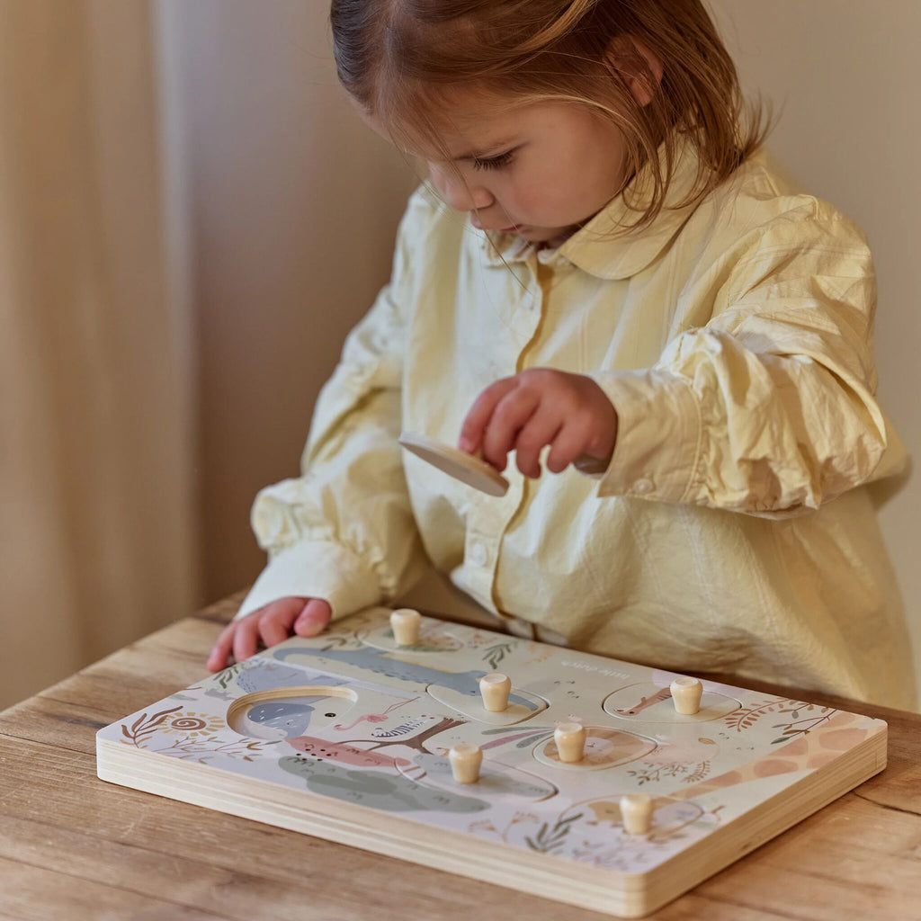 Peças do puzzle com os animais do safari
