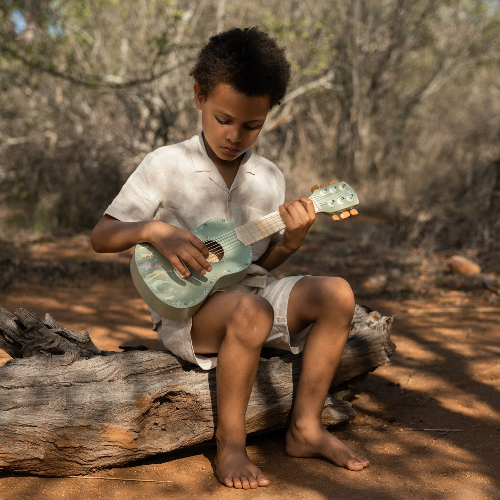 Ilustrações dos animais do safari na guitarra de madeira