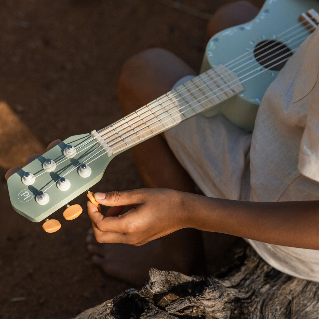Guitarra de madeira Little Dutch Safari Friends em ambiente