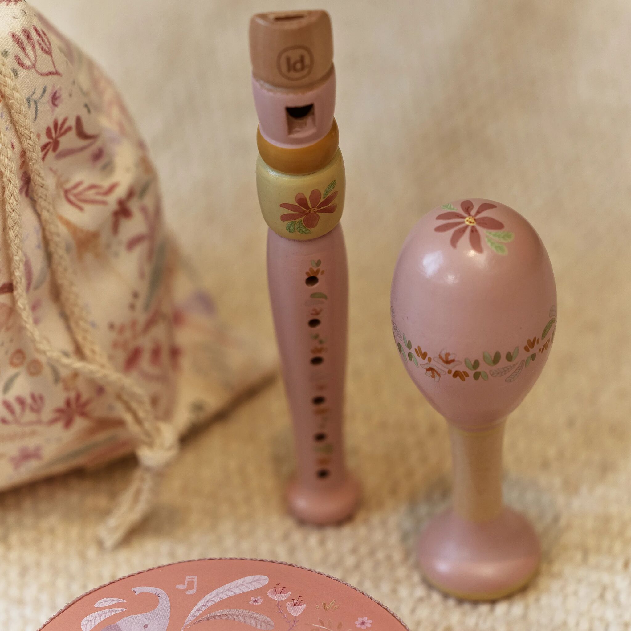 Conjunto musical Safari Friends rosa em ambiente
