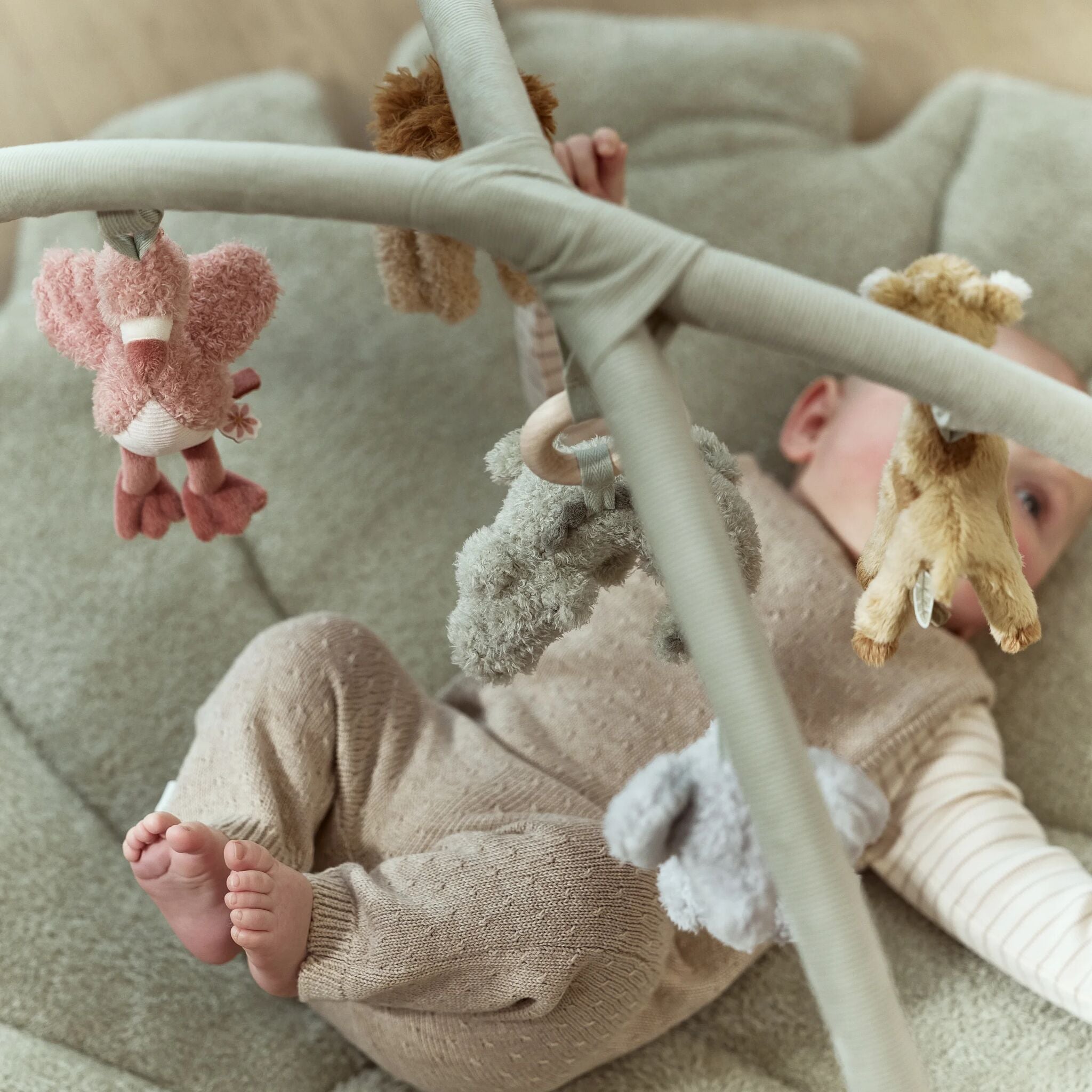 Texturas e pormenores do tapete de atividades Little Dutch Safari Friends